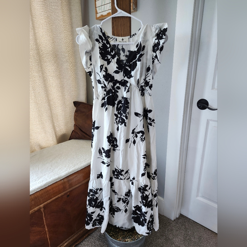 Beautiful Like New Les Amis Black and White Midi Dress
